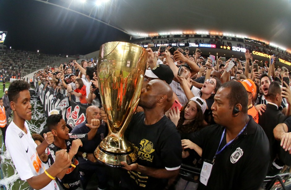 Love beija taça de Campeão Paulista 2019