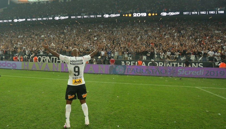 Love eufórico com seu gol contra o São Paulo