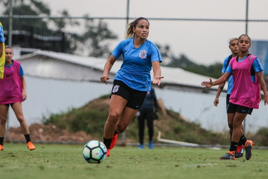 Mnica Hickmann durante o treino de hoje pelo Corinthians Futebol Feminino