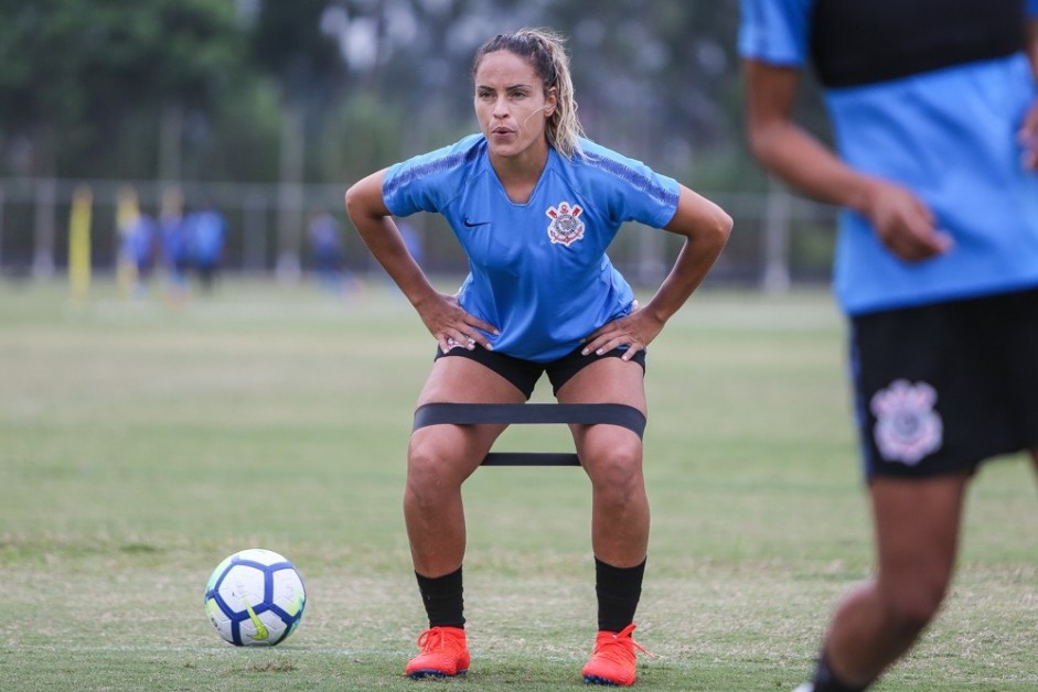 Mônica Hickmann já treina no CT com as meninas do Corinthians Futebol Feminino