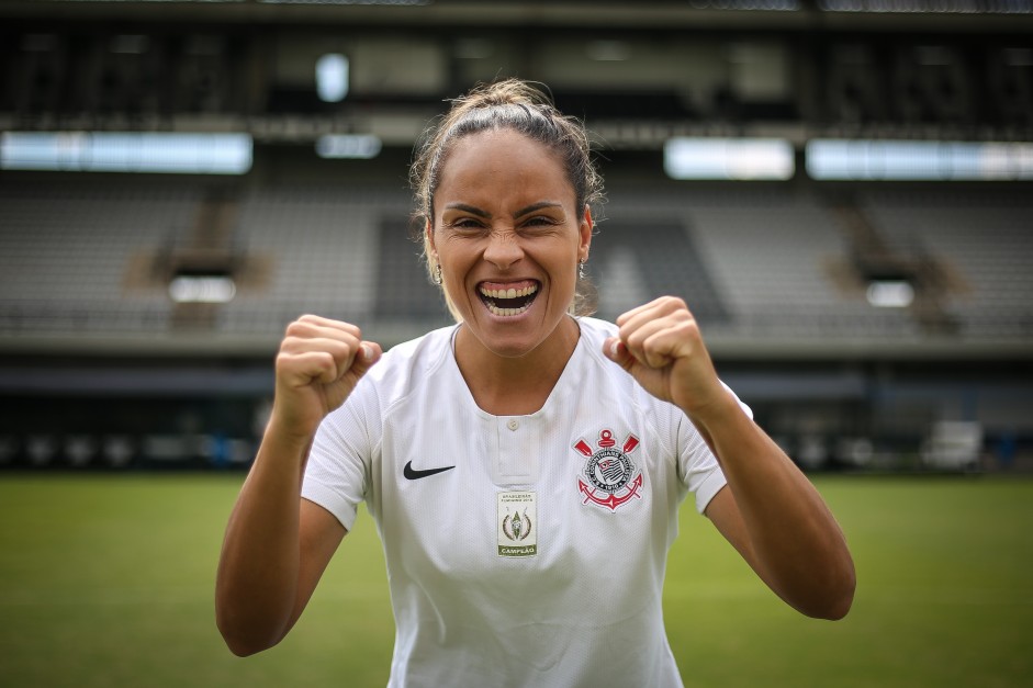 Mnica Hickmann, zagueira da seleo, agora  a nova atleta do Corinthians
