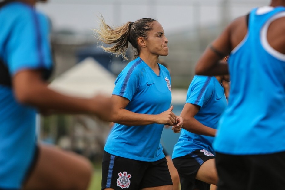 Nova zagueira Mônica Hickmann já treina no CT