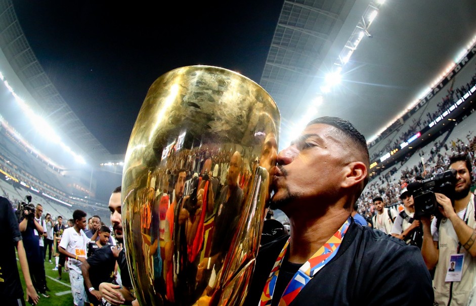 Ralf beija taça de Campeão Paulista 2019