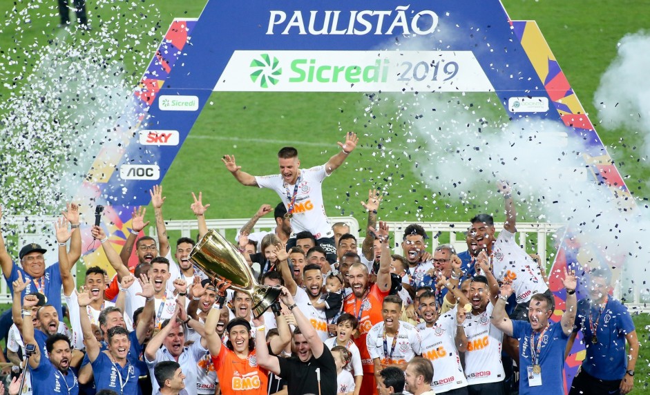 Ramiro e elenco reunidos com a taça de Campeão Paulista 2019