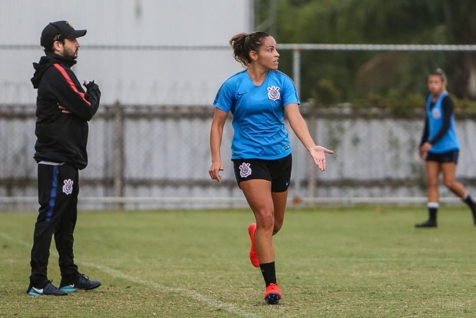 Só deu ela! Mônica Hickmann treina com a equipe feminina de futebol do Corinthians
