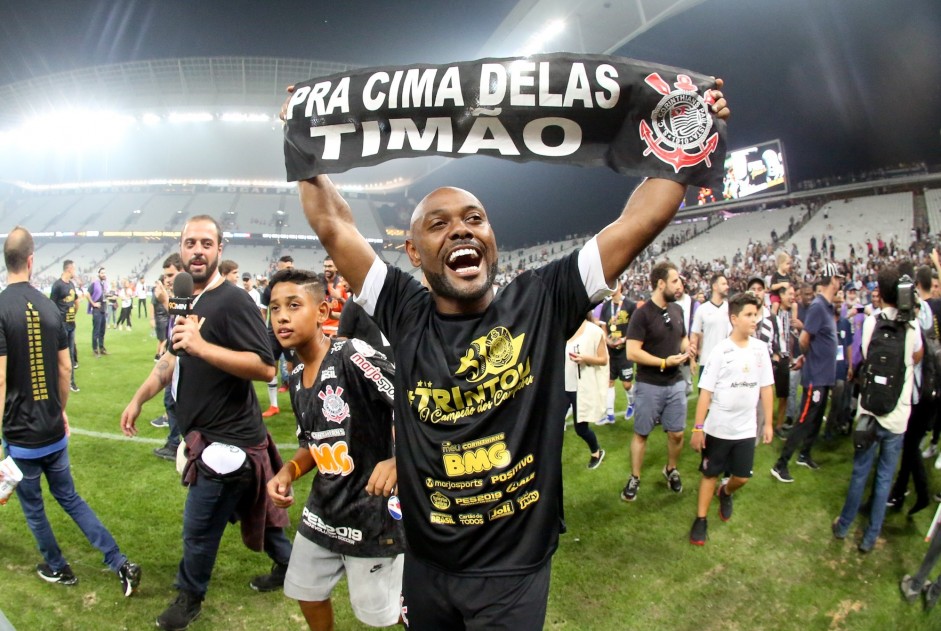 Vagner Love com a faixa de Campeão Paulista 2019