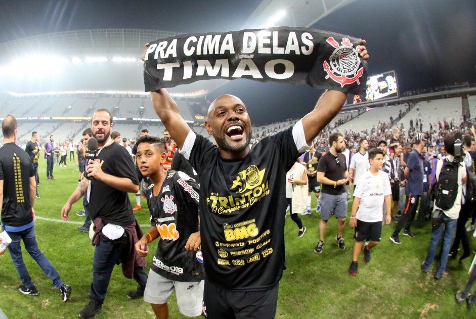 Vagner Love com a faixa de Campeo Paulista 2019