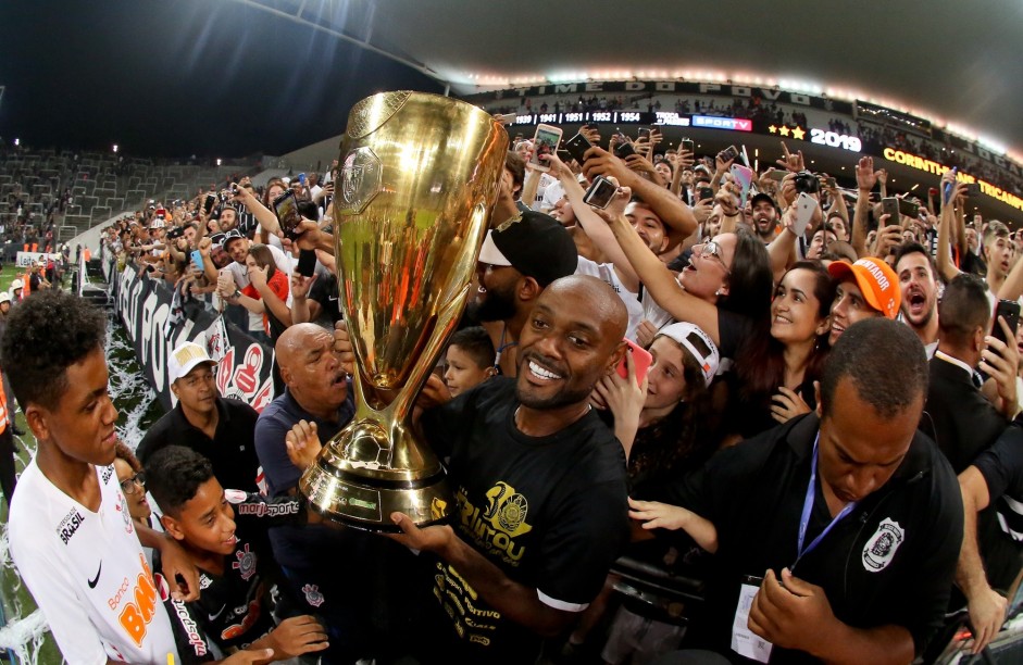 Vagner Love com a taça do Campeonato Paulista 2019