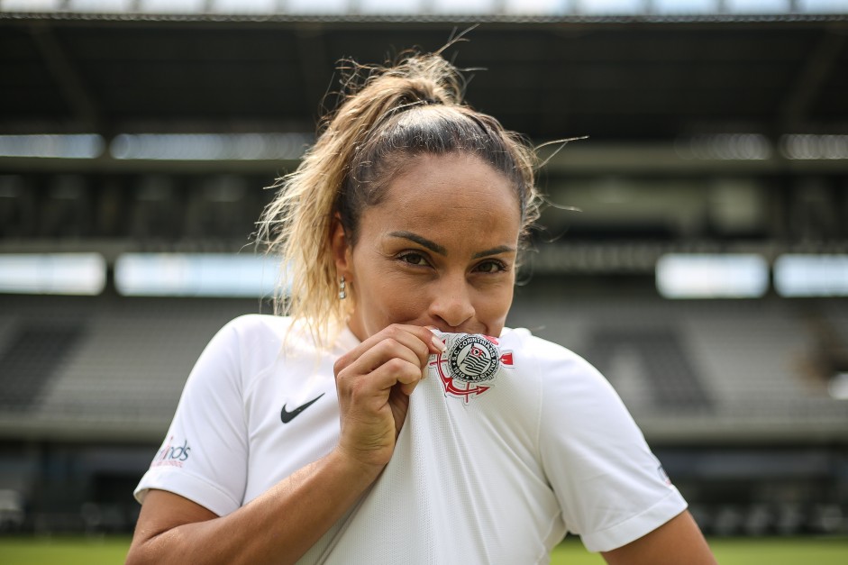 Zagueira Mônica Hickmann beija o escudo do Corinthians após assinar oficialmente com o clube