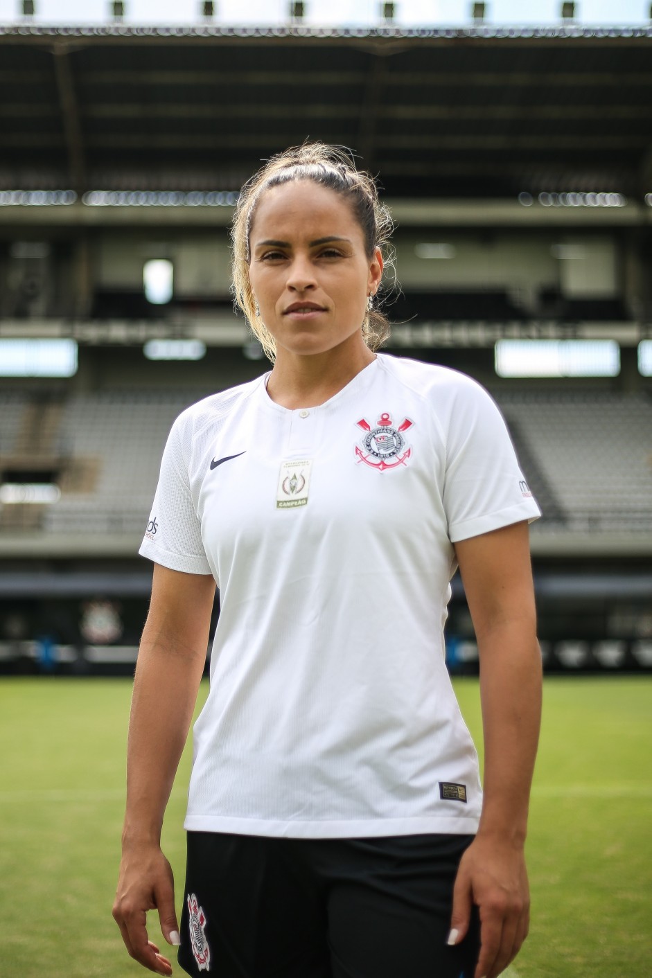 Zagueira Mnica Hickmann   a nova zagueira do Corinthians