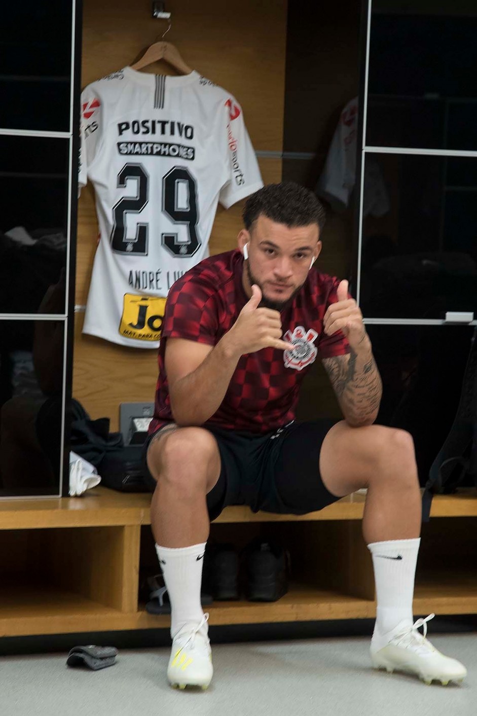 Andr Lus no vestirio da Arena Corinthians antes do jogo contra a Chapecoense, pela Copa do Brasil