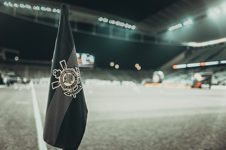 Bandeirinha de escanteio personalidade na Arena Corinthians no duelo contra a Chapecoense