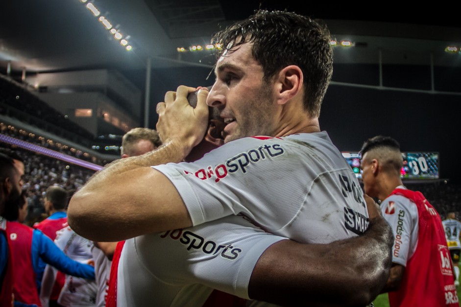 Boselli abraa Love, no banco, comemorando seu gol contra a Chapecoense