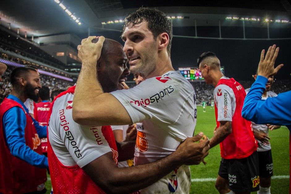 Boselli e Love comemorando o gol do argentino contra a Chapecoense, pela Copa do Brasil