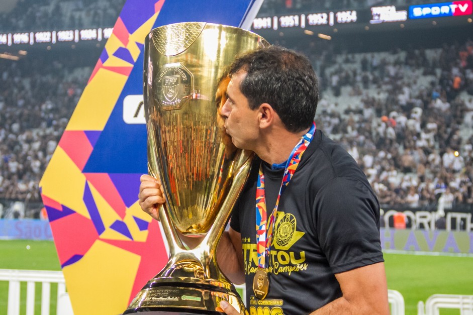 Carille beija taça de Campeão Paulista 2019