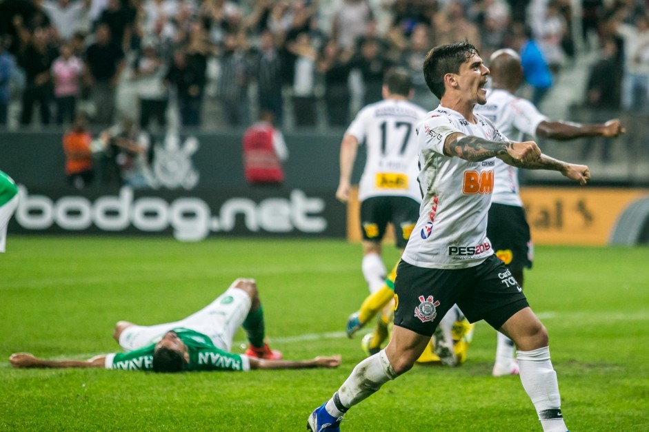 Fagner comemora o segundo gol do Corinthians contra a Chapecoense, pela Copa do Brasil