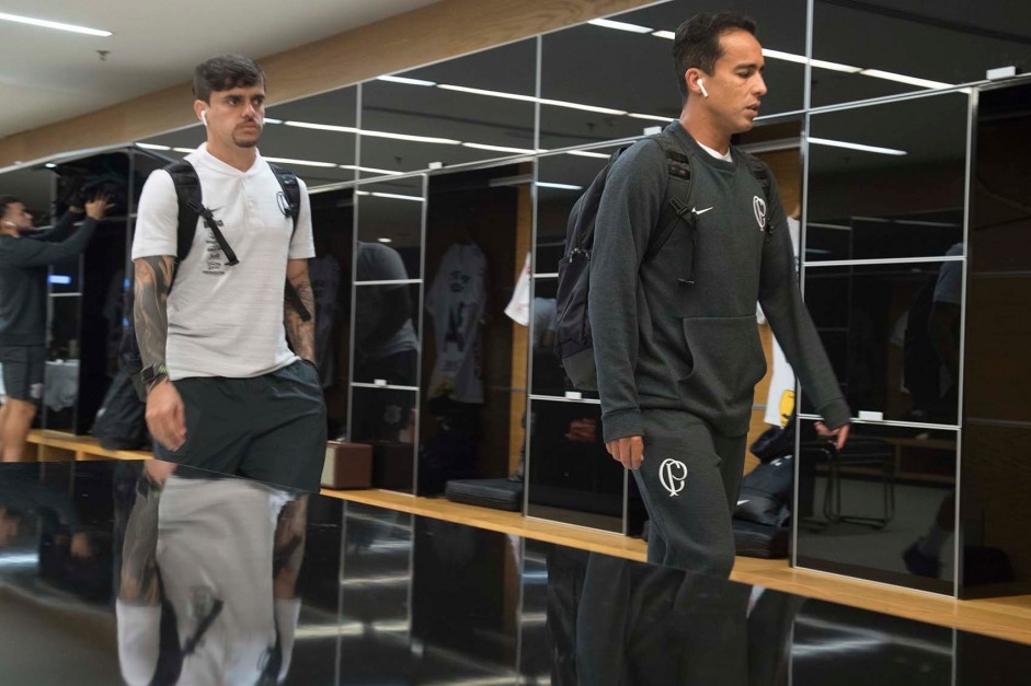 Fagner e Jadson no vestiário da Arena Corinthians antes do jogo contra a Chapecoense