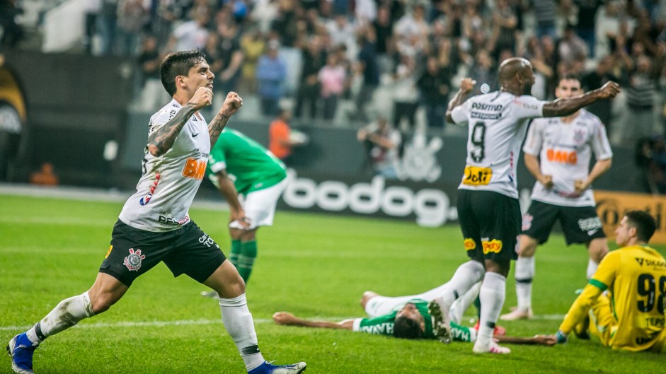 Fagner enlouquece na hora do gol de Mateus Vital, contra a Chapecoense, pela Copa do Brasil