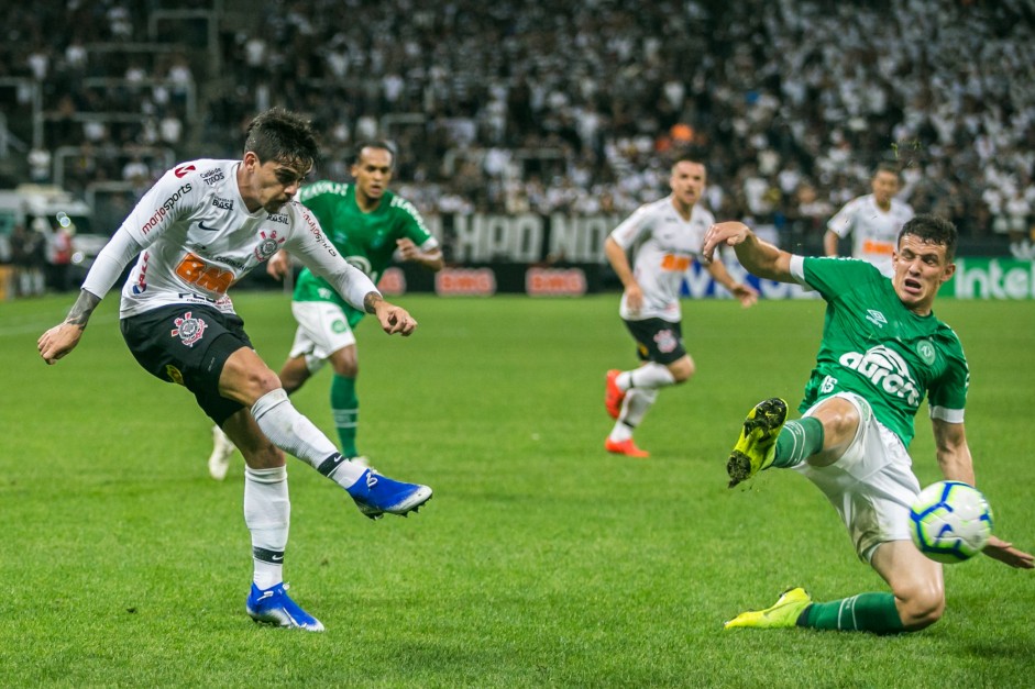 Fagner fez uma partida espetacular contra a Chapecoense, pela Copa do Brasil