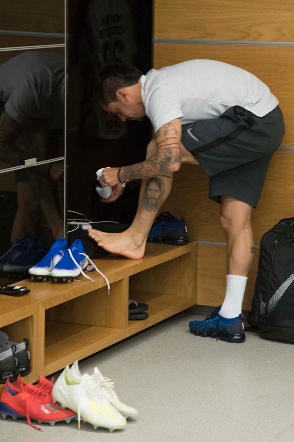 Fagner no vestirio da Arena Corinthians antes do jogo contra a Chapecoense, pela Copa do Brasil