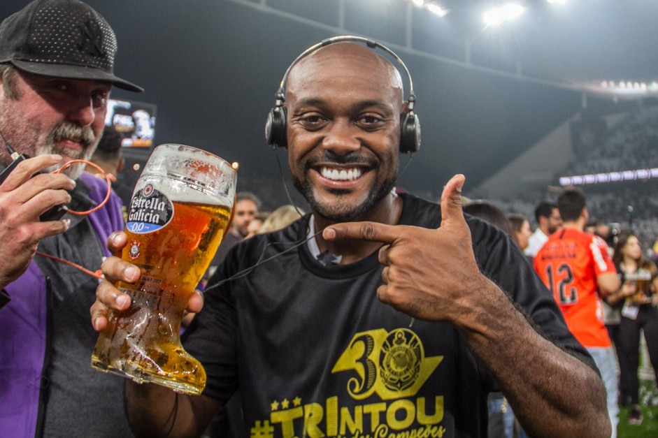 Love comemorando o título de Campeão Paulista 2019