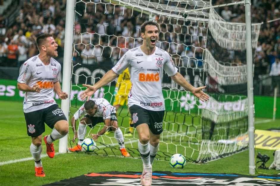 Mauro Boselli comemorando seu gol contra a Chapecoense, pela Copa do Brasil