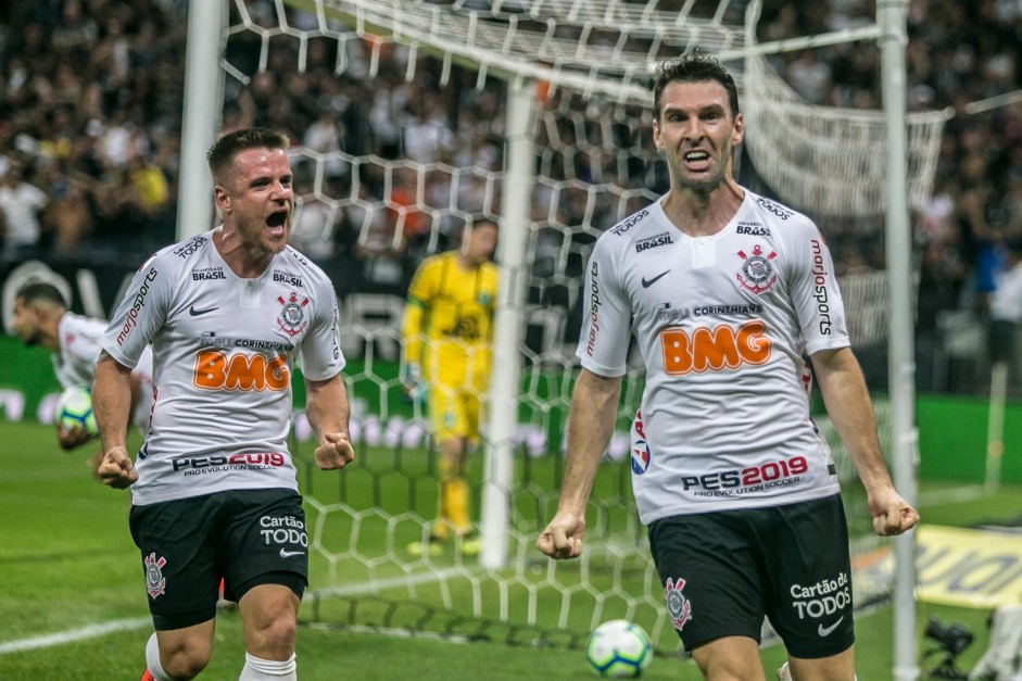 Ramiro e Mauro Boselli comemoram o gol do atacante contra a Chapecoense, pela Copa do Brasil
