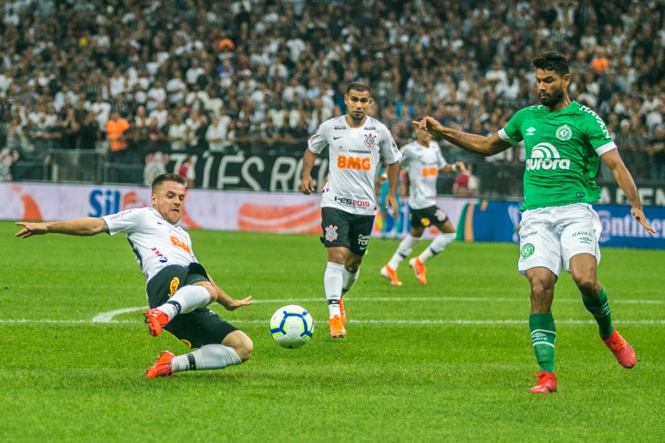 Ramiro em jogada contra a Chapecoense, pela Copa do Brasil, na Arena Corinthians