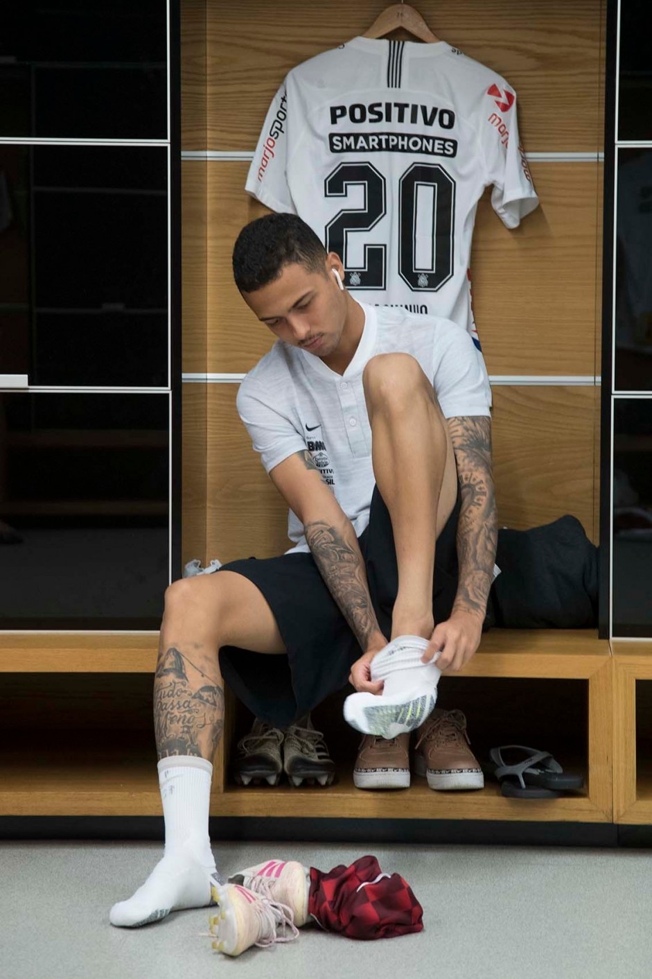 Thiaguinho no vestiário da Arena Corinthians antes do jogo contra a Chapecoense, pela Copa do Brasil