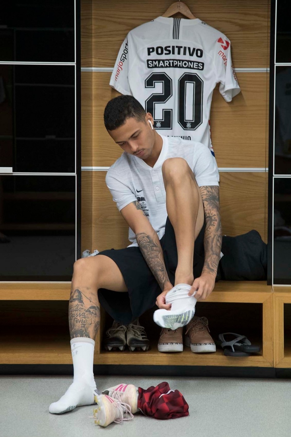 Thiaguinho no vestirio da Arena Corinthians antes do jogo contra a Chapecoense, pela Copa do Brasil