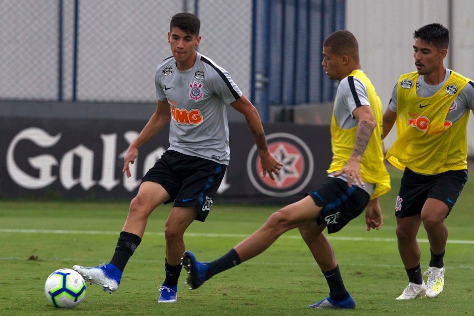 Araos, Joo Victor e Fabrcio Oya no treino de hoje no CT Joaquim Grava