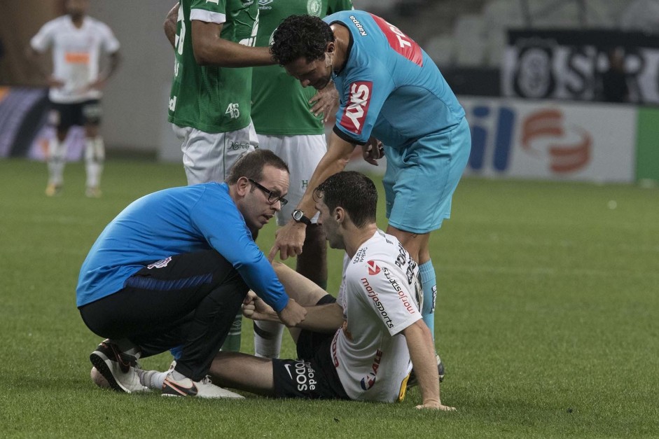 Boselli recebe atendimento em campo durante jogo contra a Chapecoense