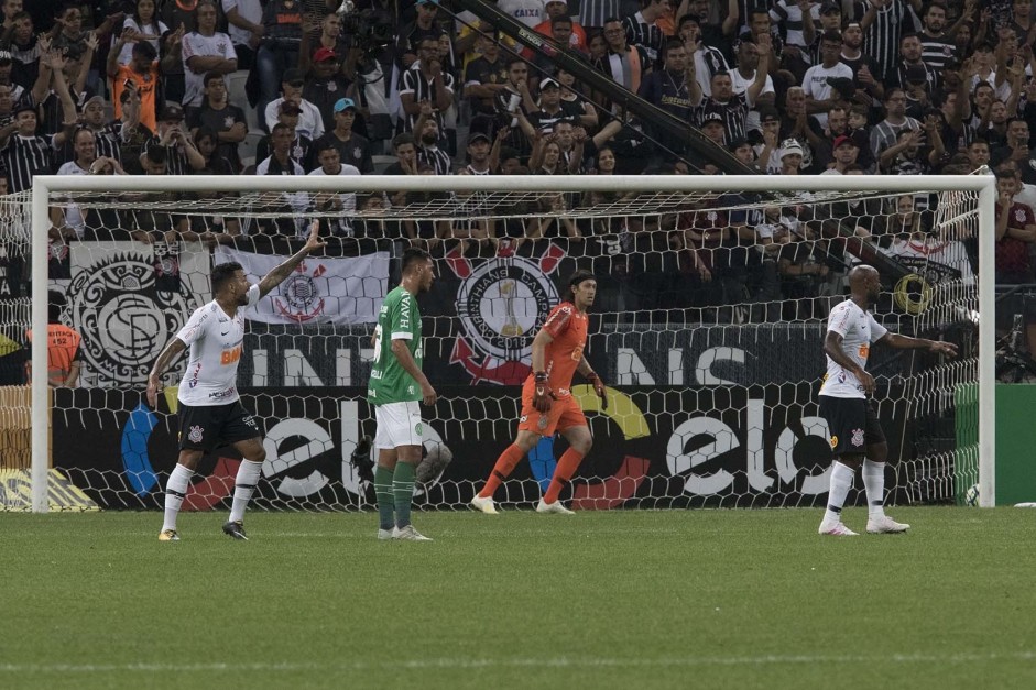Clayson, Cássio e Love durante jogo contra a Chapecoense, na Arena Corinthians, pela Copa do Brasil