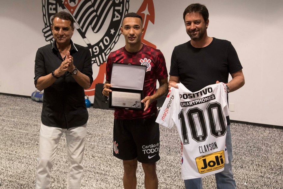 Clayson completa 100 jogos contra a Chapecoense e recebe homenagem no vestiário da Arena