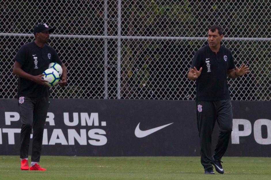 Fabinho e Carille no ltimo treino do Corinthians antes da deciso contra a Chapecoense