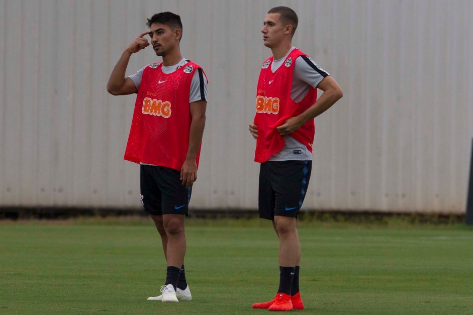 Fabrício Oya e Lucas Piton no último treino do Corinthians antes do duelo contra a Chapecoense