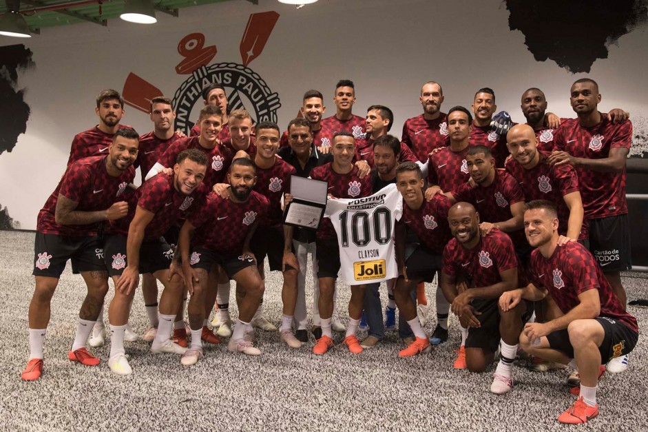 Homenagem aos 100 jogos de Clayson no vestiário antes do jogo contra a Chapecoense