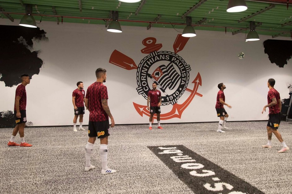 Jogadores no vestiário da Arena Corinthians antes do jogo contra a Chapecoense, pela Copa do Brasil