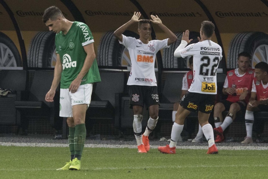 Pedrinho saiu para entrada de Mateus Vital contra a Chapecoense