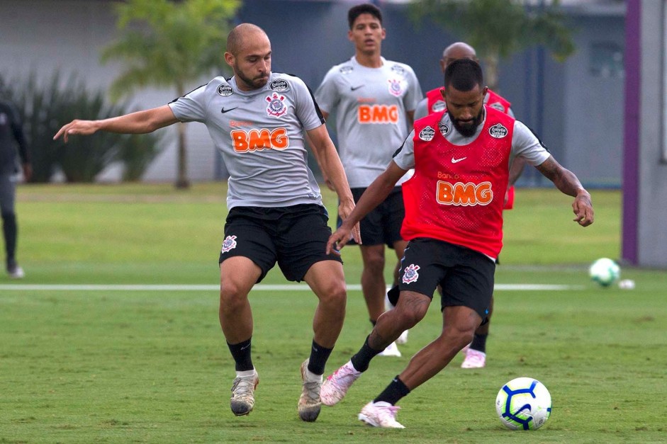 Régis e Marquinhos no treino do Corinthians antes do jogo contra a Chapecoense