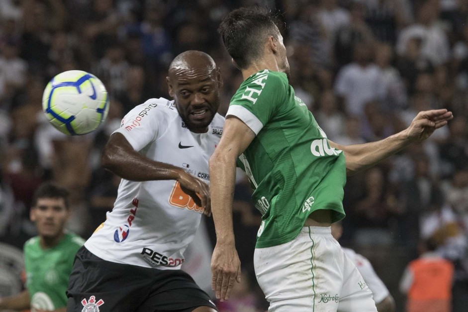 Vagner Love em partida contra a Chapecoense, pela Copa do Brasil, na Arena Corinthians