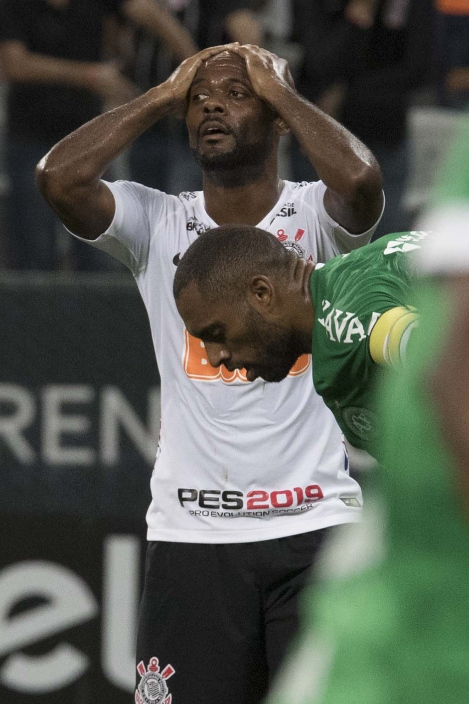 Vagner Love lamenta chance perdida durante jogo contra a Chapecoense, pela Copa do Brasil