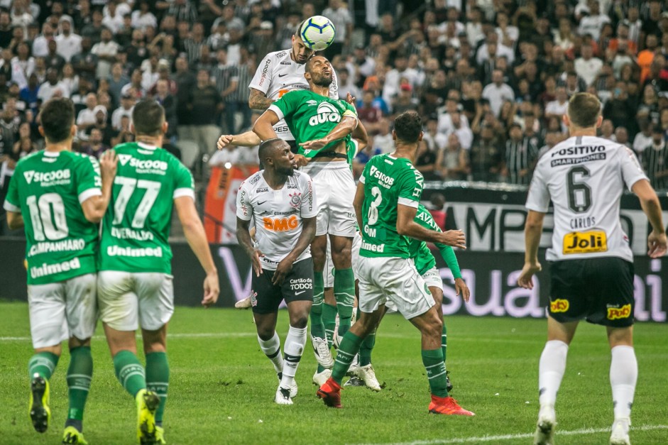 Zagueiros Pedro Henrique e Manoel em jogada contra a Chapecoense, pela Copa do Brasil