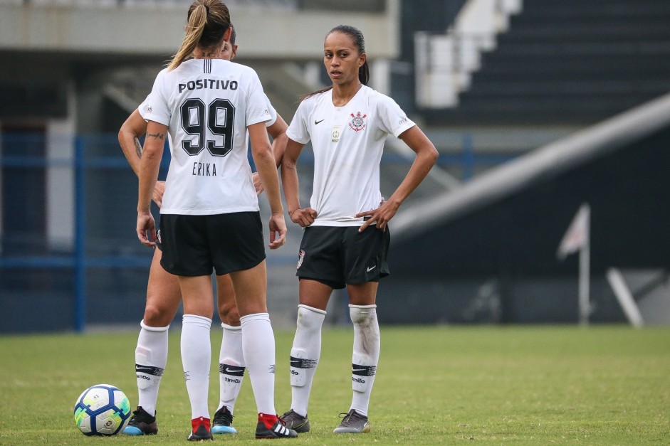 Adriana em cobrana de falta durante jogo contra o So Jos, pelo Brasileiro Feminino