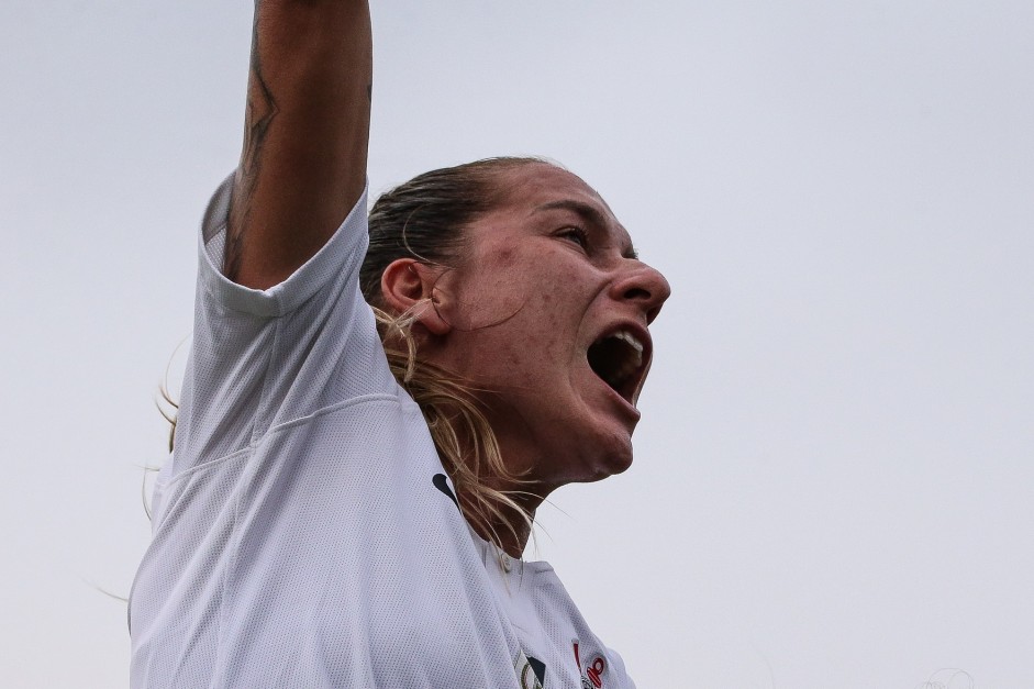 Cacau comemora seu gol contra o São José, pelo Brasileirão Feminino