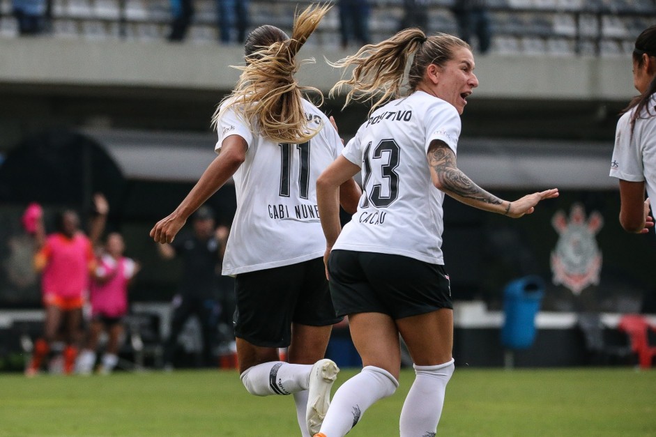 Cacau e Gabi Nunes comemorando gol contra o São José, pelo Brasileirão Feminino