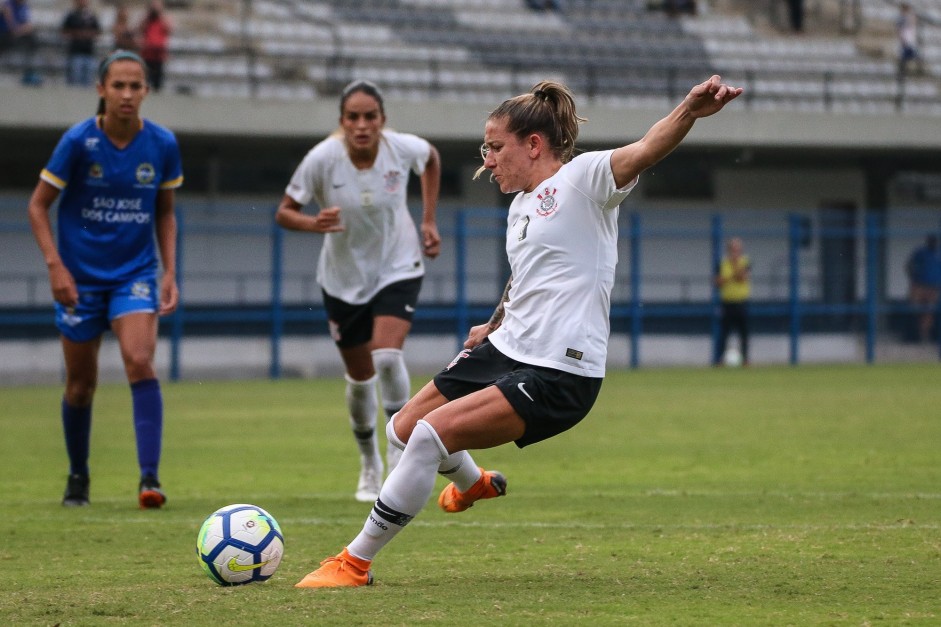 Cacau em jogada contra o So Jos, pelo Campeonato Brasileiro Feminino