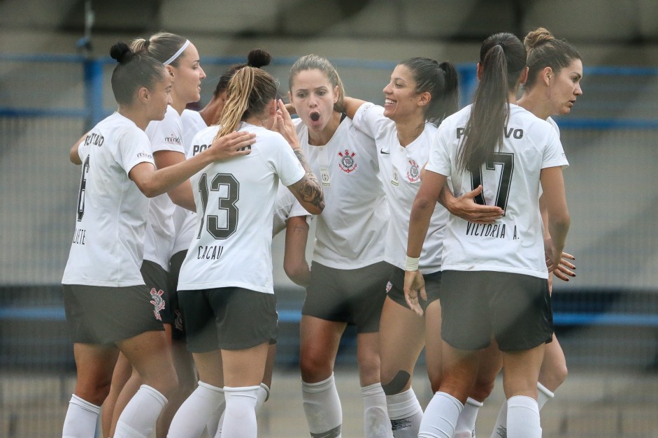 Elenco do Corinthians Futebol Feminino comemorando gol contra o So Jos