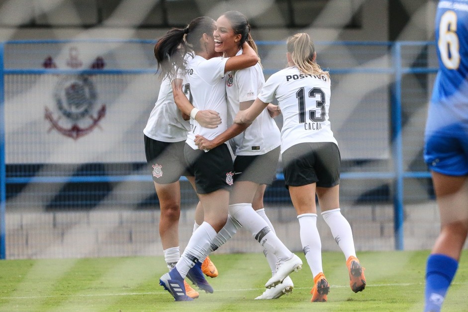 Jogadoras comemoram o gol de Gabi Nunes contra o So Jos, pelo Brasileiro Feminino