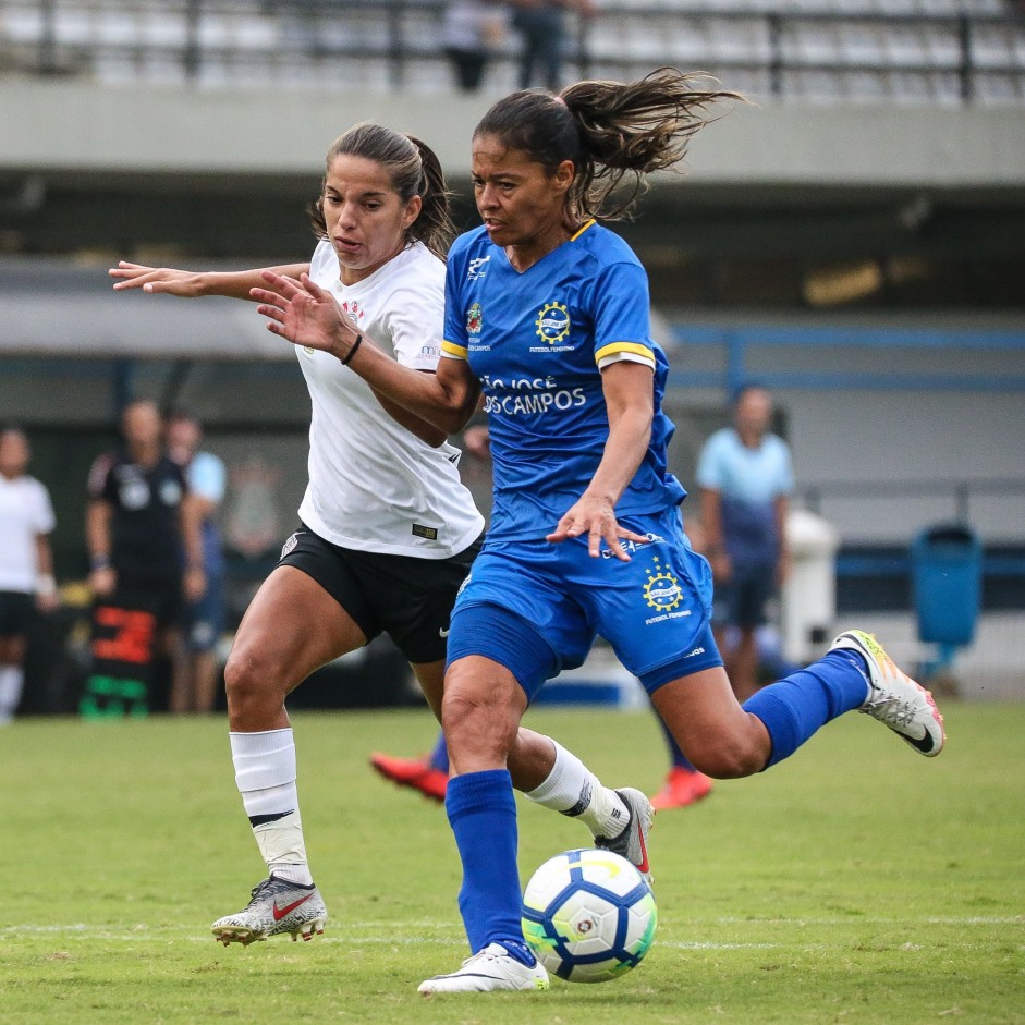 Millene em disputa de bola durante jogo contra o São José, pelo Brasileirão Feminino